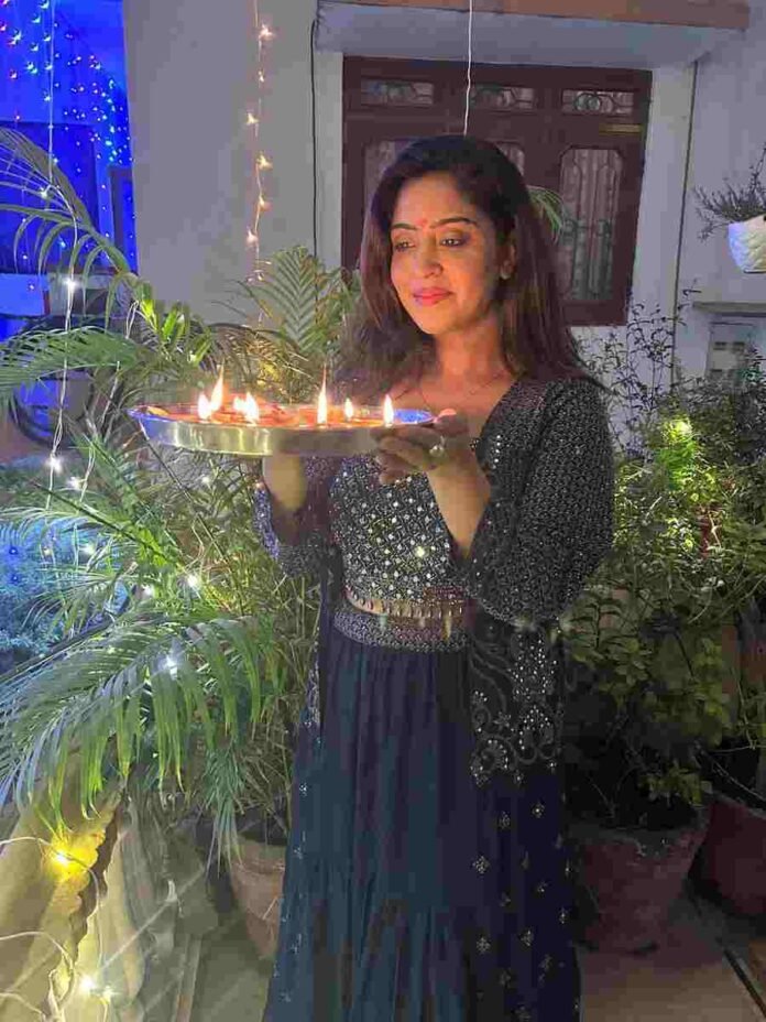 Fans Go Crazy Over Shubhi Sharma's New Look as She Shares Beautiful Picture Holding a Diya!